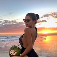 Demi liburan di Bali sejak awal Agustus. Inilah penampilan Demi dengan pakaian renang saat menikmati matahari terbenam di Finns Beach Club, Canggu.  Foto: Instagram @demirosemawby