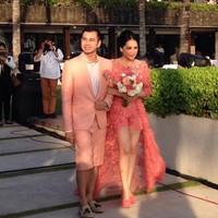 Beberapa artis menggelar pernikahan dengan konsep outdoor. Tentu busananya juga disesuaikan dengan suasana pesta. Seperti Raffi Ahmad ketika mengadakan resepsi di Bali. Aktor dan presenter tersebut baju pernikahan yang lebih kasual karena berwarna pink dan bercelana pendek. Foto: Instagram