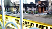Garis polisi nampak melintang di pagar gerbang masuk gedung DPRD Papua Barat yang terbakar imbas aksi massa di Manokwari. Antara Foto/Tomi.