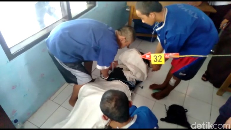 Jalani Reka Ulang, 5 Pelaku Pembunuhan ABG di Tegal Cengengesan Jalani Reka Ulang, 5 Pelaku Pembunuhan ABG di Tegal Cengengesan