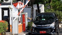 Berdasar pada Instruksi Gubernur DKI Jakarta Nomor 66 Tahun 2019 tentang Pengendalian Kualitas Udara, Syafrin mengatakan kebijakan sistem ganjil-genap dengan kenaikan tarif parkir berkelindan. Untuk itu kepastian mengenai kenaikan tarif parkir disebut Syafrin akan terjadi pada tahun ini.