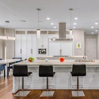 Area dapur yang dilengkapi sebuah meja bergaya bar. (Foto: Dok. Mansion Global)