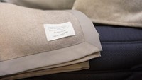 Lebih dari 30% kursi British Airways di rute JFK-LHR adalah first class atau bisnis. Ini perlengkapan tidur dalam pesawatnya dari White Company (British Airways/CNN)