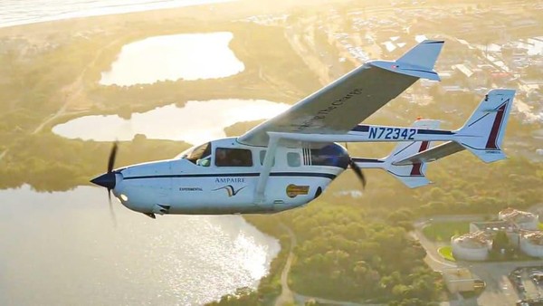 Ampaire Electric EEL, merupakan pesawat Cessna 337 Skymaster yang dikonfigurasi ulang. Pesawat dapat terbang dengan satu mesin konvensional dan satu motor listrik (Ampaire/CNN)  