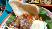 Di Wonogiri juga bisa sarapan nasi langgi. Lauknya perkedel, sambal, dadar telur, mentimun, orek tempe dan terik daging. Mantul! Foto : Instagram @kulinerwonogiri