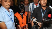 Gabriella Yuan Ana terus menunduk saat keluar gedung KPK.