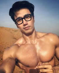 Chuando Tan pernah viral karena ketampanan dan penampilannya yang awet muda