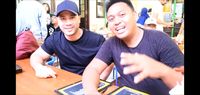 Mampir ke Bandung, Bule Amerika Ini Santap Yamien, Bakso hingga Ceker