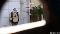 KPK juga menyegel sebuah kantor di Jalan Mawar Timur II, RT 05 RW 09, Desa Baturan, Kecamatan Colomadu, Karanganyar.