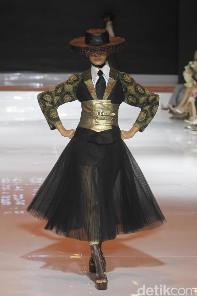 Denny Wirawan menampilkan batik gedog Tuban bergaya modern untuk koleksinya yang bertema Satriyan di Jakarta fashion & Food Festival (JFFF) 2019, Kelapa Gading, Jakarta Utara. Foto: Mohammad Abduh/Wolipop