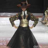 Denny Wirawan menampilkan batik gedog Tuban bergaya modern untuk koleksinya yang bertema Satriyan di Jakarta fashion & Food Festival (JFFF) 2019, Kelapa Gading, Jakarta Utara. Foto: Mohammad Abduh/Wolipop