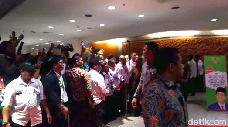 Pekik Papua Damai Iringi Jokowi Tinggalkan Muktamar PKB Pekik Papua Damai Iringi Jokowi Tinggalkan Muktamar PKB