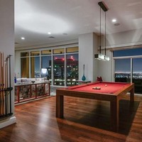 Hunian ini juga memiliki salah satu sudut yang didedikasikan untuk bermain billiard. (Foto: Dok. Mansion Global)