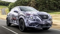 Nissan Juke terbaru mengusung gaya yang lebih funky dengan windshield halus, atap yang melengkung serta buntut sexynya. Velg mobil menggunakan ukuran 19 inci sehingga membuatnya cukup tegap sebagai sebuah crossover. Foto: Pool (Motor1)