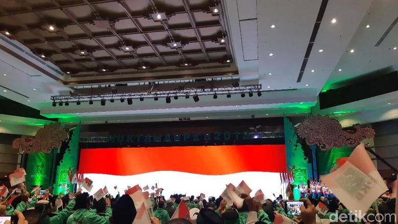 Berbaju Adat Bali, Jokowi Hadiri Muktamar V PKB di Nusa Dua Berbaju Adat Bali, Jokowi Hadiri Muktamar V PKB di Nusa Dua