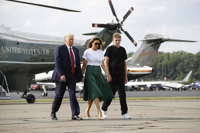 Tidak ketinggalan kacamata hitam bergaya aviator yang turut memaksimalkan gaya Melania. (Foto: AP Photo/Patrick Semansky)