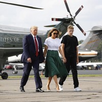 Tidak ketinggalan kacamata hitam bergaya aviator yang turut memaksimalkan gaya Melania. (Foto: AP Photo/Patrick Semansky)