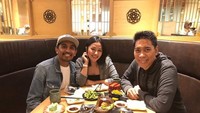 Ini juga momen makan Glenn bersama dengan teman lamanya. Mereka nampak makan hidangan Jepang. Foto: Instagram @glennfredly309