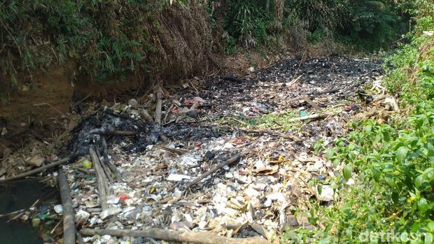 Bak Reklamasi, Muncul Pulau Sampah di Perairan Kalibaru Bogor