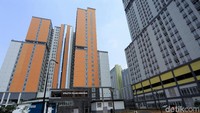Wisma Atlet yang dibangun di atas tanah seluas 10 ha itu terdiri dari 10 tower. Tiga tower di Blok C2 dengan kapasitas 1.932 unit dan tujuh menara lainnya berada di Blok D10 dengan kapasitas 5.494 unit. Dengan demikian, total unit rusun yang dimiliki oleh Wisma Atlet sebanyak 7.426 unit.