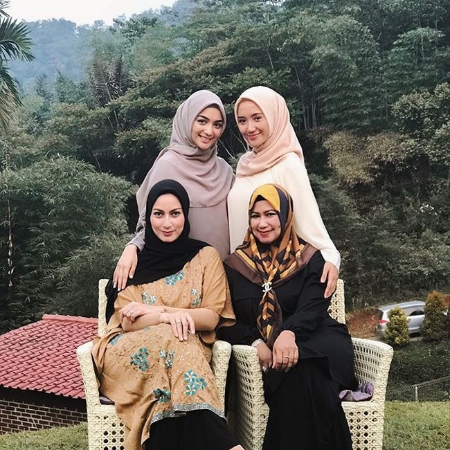 Citra Kirana lahir di Bogor, 23 April 1994. Citra merupakan anak bungsu dari empat bersaudara. Tiga saudari kandungnya adalah Erica Putri, Fitria Agustina & Ladya Christina.  Foto: Instagram
