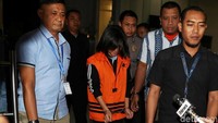 Gabriella Yuan Ana keluar gedung KPK dengan mengenakan rompi tahanan usai terjaring dalam Operasi Tangkap Tangan kepada anggota Tim Pengawal, Pengaman Pemerintah, dan Pembangunan Daerah (TP4D).