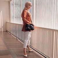 Sesekali bintang sinetron Tukang Bubur Naik Haji itu juga memakai hijab pashmina yang dililit rapi ke belakang.  Foto: Instagram