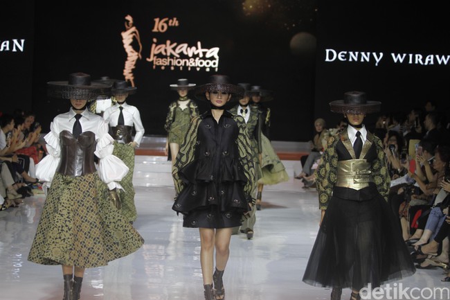 Denny Wirawan menampilkan batik gedog Tuban bergaya modern untuk koleksinya yang bertema Satriyan di Jakarta fashion & Food Festival (JFFF) 2019, Kelapa Gading, Jakarta Utara. Foto: Mohammad Abduh/Wolipop