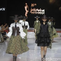 Denny Wirawan menampilkan batik gedog Tuban bergaya modern untuk koleksinya yang bertema Satriyan di Jakarta fashion & Food Festival (JFFF) 2019, Kelapa Gading, Jakarta Utara. Foto: Mohammad Abduh/Wolipop