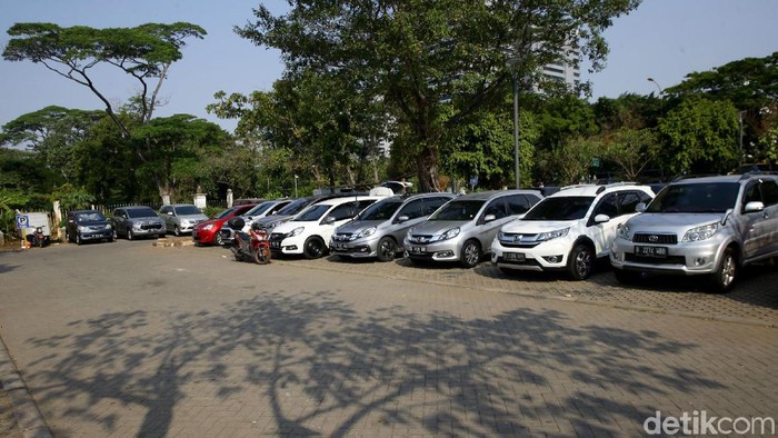 Pemprov DKI Jakarta akan menaikkan tarif parkir kendaraan bermotor tahun ini. Gubernur DKI Jakarta Anies Baswedan tak ingin rencana itu ditunda-tunda.
