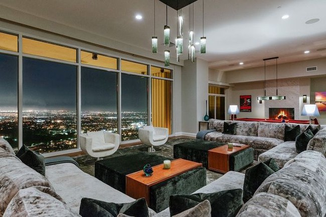 Area ruang keluarga yang luas, ditambah kehadiran sofa panjang, menjadi spot favorit pemeran Chandler Bing itu untuk berkumpul dengan kerabat dekatnya sambil menikmati panorama kota. (Foto: Dok. Mansion Global)
