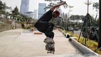 Menurut warga yang bermain di lokasi itu, area skate park itu rusak karena diduga pembangunan taman tersebut dilakukan tidak serius  sehingga beberap tabrakan dari skateboard membuat beberapa obstacle menjadi cepat rusak.