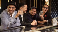 Sambil memegang segelas minuman, ini momen Glenn saat berkumpul bersama sahabat. Tompi juga nampak dalam foto ini. Foto: Instagram @glennfredly309