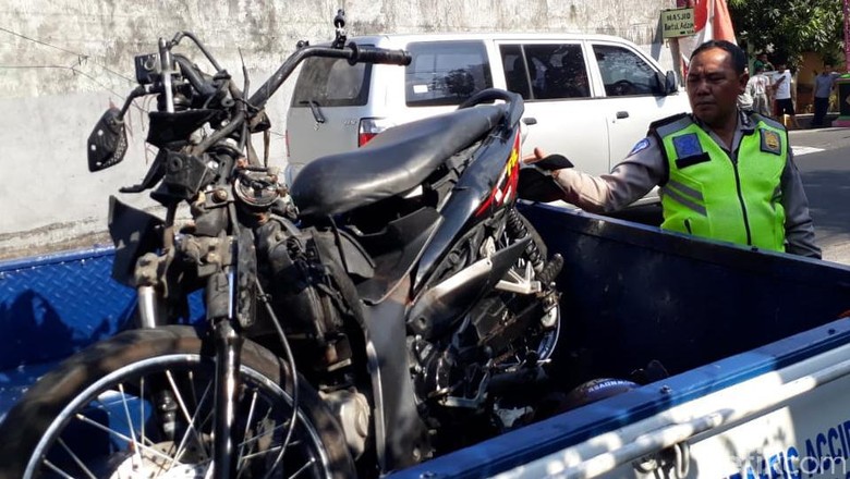 Kecelakaan Motor Vs Truk di Solo, Dua Orang Tewas Kecelakaan Motor Vs Truk di Solo, Dua Orang Tewas