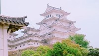 Kastil Himeji berlokasi di tengah-tengah Kota Himeji, yang masuk dalam Prefektur Hyogo. Kota yang terdekat, adalah Kobe yang berjarak 50 km ke arah barat. Adapun dari Osaka kurang lebih 90 menit menggunakan bus. Sedangkan dari Tokyo, sejauh 650 km dan bisa ditempuh naik kereta Shinkansen. (Feni Novida Saragih/dTraveler)