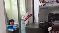 Di dalam ruang Bidang SDA 1 itu terdapat stiker persegi panjang yang bertuliskan KPK dan pada bagian bawahnya terdapat tulisan dalam pengawasan KPK. 