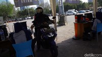 Dalam Peraturan Gubernur (Pergub) DKI Jakarta Nomor 31 Tahun 2017, tarif parkir diatur untuk mobil minimal Rp 3 ribu/jam dan maksimal Rp 12 ribu/jam, sedangkan untuk motor minimal Rp 2 ribu/jam dan maksimal Rp 6 ribu/jam. Namun Syafrin belum mengungkapkan berapa nantinya kenaikan tarif parkir yang ditetapkan untuk tahun ini. Masih dikaji untuk itu, sebutnya.