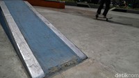 Namun sayangnya, arena skate park itu mulai rusak. Di area skate park itu terlihat beberapa lantainya sudah rusak.
