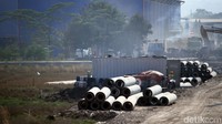 Sementara itu, tidak jauh dari lokasi tersebut tepatnya di pinggir Jalan Tol Cileunyi,  lahan pesawahan yang sebelumnya milik warga dan kini sudah dibebaskan sudah dilakukan pengurukan.