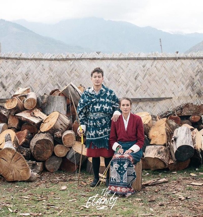 Dimas Anggara menikahi Nadine Chandrawinata dengan cara yang tidak biasa. Keduanya mengikat janji dengan pemberkatan pernikahan sederhana di Butan. Ketika itu, Dimas mengenakan busana bermaterial kain tradisional Sumba tanpa dipotong dan tenun Gedod Tuban. Baju tersebut tampak lebih kasual dari pernikahan biasa. Foto: Instagram