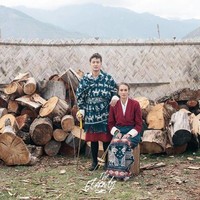 Dimas Anggara menikahi Nadine Chandrawinata dengan cara yang tidak biasa. Keduanya mengikat janji dengan pemberkatan pernikahan sederhana di Butan. Ketika itu, Dimas mengenakan busana bermaterial kain tradisional Sumba tanpa dipotong dan tenun Gedod Tuban. Baju tersebut tampak lebih kasual dari pernikahan biasa. Foto: Instagram