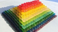 Permen gummy bear ini disusun dengan sangat teliti. Sampai-sampai menghadirkan gradasi warna cantik dari ungu gelap sampai merah terang! Foto: Adam Hillman/Instagram witenry