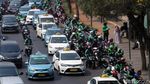 Duh, Ojol dan Taksi Mangkal Sembarangan Bikin Macet Lalu Lintas
