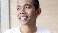 Sebagai pelawak, Dede tentunya wajib tampil ceria dan menghibur di depan layar kaca.