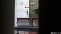 Pantauan detikcom, Selasa (20/8/2019), tampak di pintu kantor CV Kusuma Tjandra Contractor itu terpasang segel bertuliskan Dalam Pengawasan KPK.
