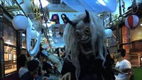 Penumpang yang memakai kostum hantu atau siluman malah bisa mendapat potongan harga tiket kereta hingga 50%. Walau tidak gratis, tapi lumayan juga (Twitter)  