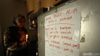 Kondisi yang gelap ini akan mengganggu aktivitas belajar anak-anak para penghuni apartemen.