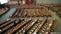 Memulai rapat, Fadli menyatakan rapat memenuhi kuorum dengan catatan kehadiran 292 anggota dari total 560 anggota dewan. Sementara itu, 268 anggota absen atau tanpa keterangan.