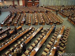Kontroversi Pin Emas Naik Level ke Senayan