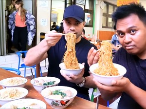 Mampir ke Bandung, Bule Amerika Ini Santap Yamien, Bakso hingga Ceker
